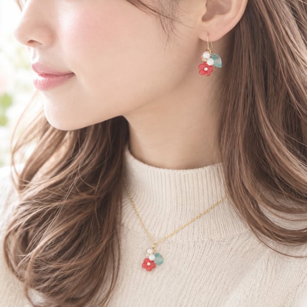梅の花グリーンリーフピアス/イヤリング【日本製】椿/ポインセチア