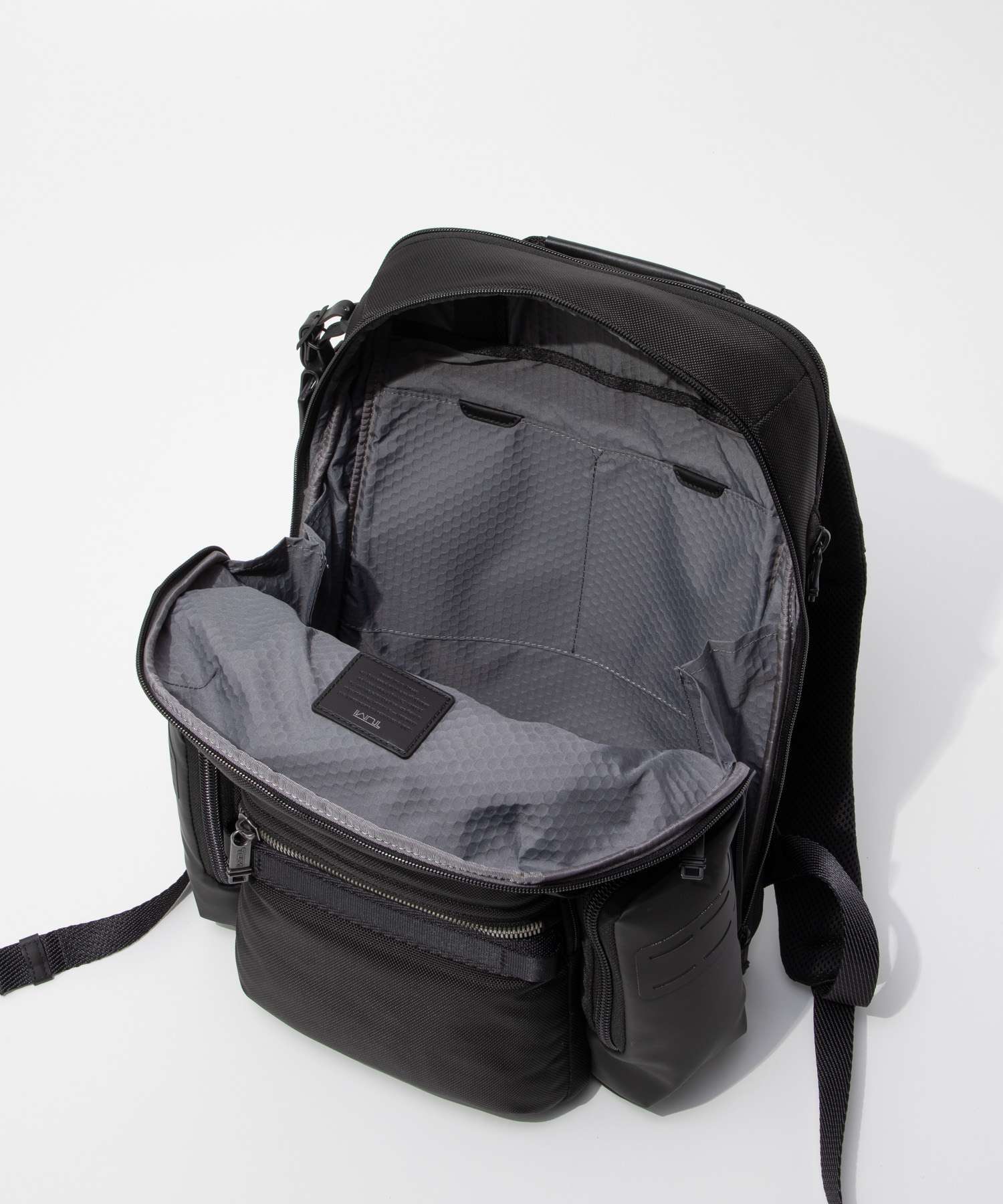 トゥミ TUMI ALPHA BRAVO アルファ ブラボー Navigation Backpack ナヴィゲーション バックパック 0232793D 142479 0232793DGMT 159082 リュックサック メンズ バッグ ブラック 防水加工 ラップトップ収納 PCポケット 収納力 大容量 通勤 ビジネス