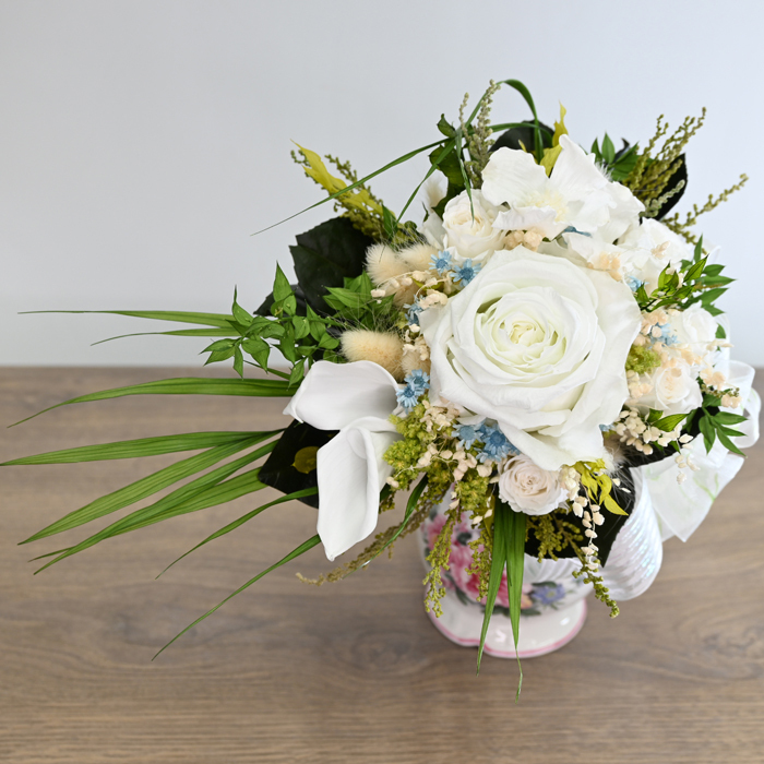 【最後の1点】記念日 誕生日 　白き祝福の花束 ― 風をまとう一輪 ―　超大輪ローズ 薔薇　つぼみ薔薇　陶器製ピッチャー　送料無料