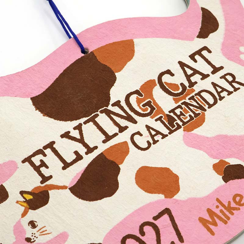 2027年 カレンダー 猫 壁掛け フライングキャット  シェイプカレンダー  にゃんこ 猫 壁掛け 年間 ポスター おしゃれ かわいい 壁 2027年  飾り 新作 令和9年暦 ねこ ロクタ紙 ネパール ハンドペイント 猫雑貨 キャット ミケ シロ クロ 手書き風