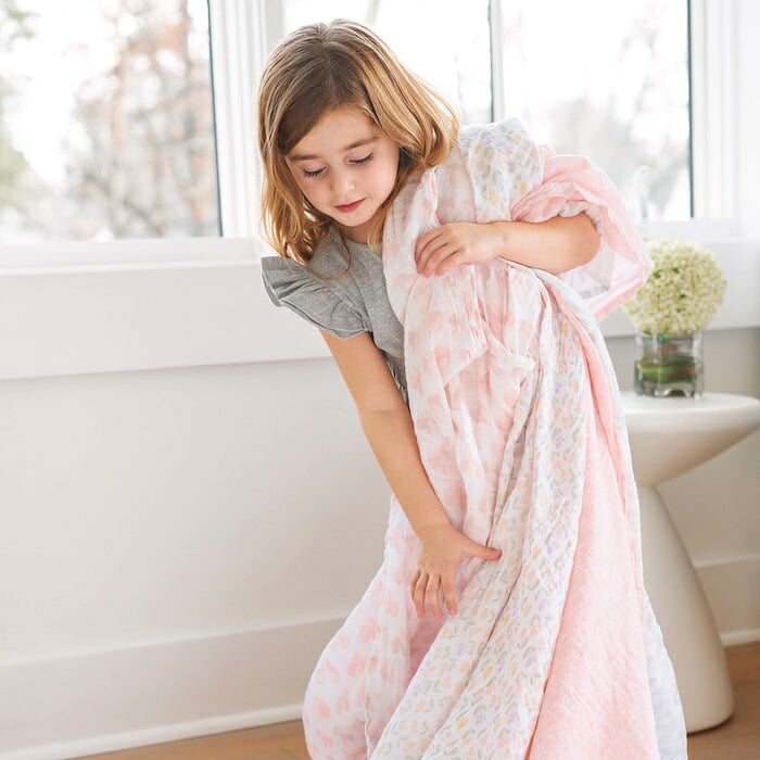 おくるみ スワドル 4枚セット 出産祝い aden+anais エイデンアンドアネイ ピースオブマイハート コットンモスリン ダブルガーゼ 大判 約112cm 新生児 退院 内祝い 出産内祝い 女の子 ギフト 専用ボックス入り ガーゼケット ブランケット 授乳ケープ おむつ替えシート 双子