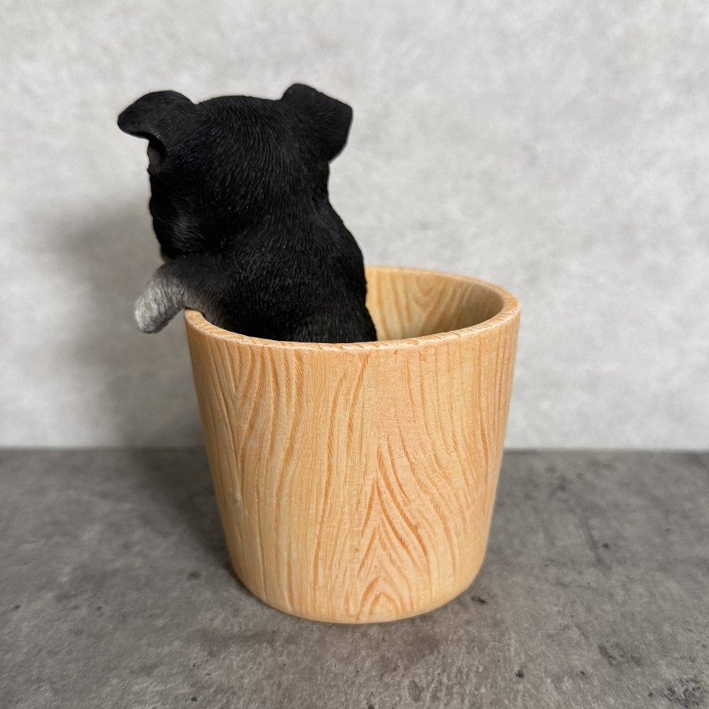犬の置物 ペン立て woobia ウービア ボストンテリア リアル動物オーナメント 高さ12cm 木目調バケツ ペンスタンド 鉛筆立て イギリス職人手彩色 デスク 書斎 オフィス 在宅ワーク 犬好き 誕生日 退職祝い 就職祝い 記念日 ギフト プレゼント おしゃれ
