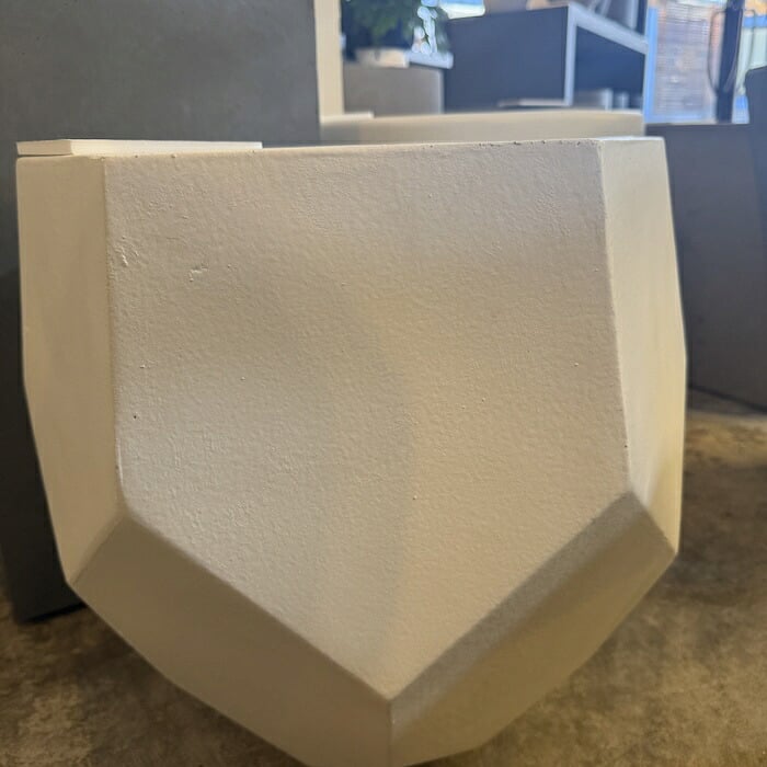 植木鉢 おしゃれ 大型 Mサイズ 幅48cm 高さ43cm 鉢カバー KONTON コントン ヘクサ 多面体プランター 六角形 四角 変形 ファイバーセメント セメント 屋外 室内 高級 北欧 モダン ナチュラル 観葉植物用 シンボルツリー サボテン 多肉植物 特大 玄関 プランター 白 グレー