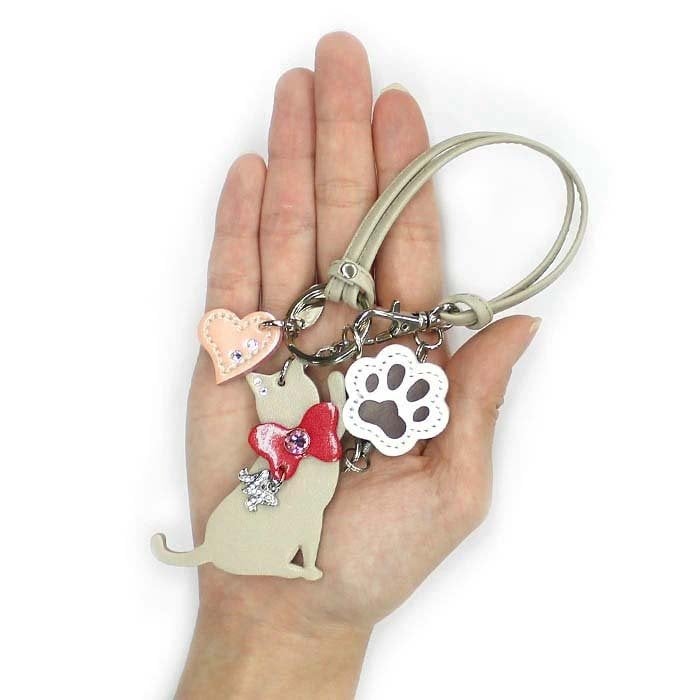 Happy 肉球 リール キーホルダー ねこ パンチ イニシャル バッグチャーム 本革 日本製 レディース 女性 大人 かわいい おしゃれ バッグ ストラップ レザー アクセサリー キーホルダー キーリング ic id カード 定期入れ パスケースリール 落下防止 車 鍵 ブランド 猫