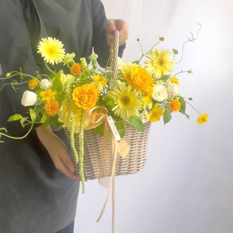 バスケットアレンジメント Mサイズ 【 生花商品 】 アレンジメント フラワーアレンジメント アレンジメントフラワー 生花アレンジメント 生花 フラワーギフト バスケット 取っ手付きかご 手持ちかご 誕生日 記念日 開店祝い 送別 歓送迎 卒業 入学
