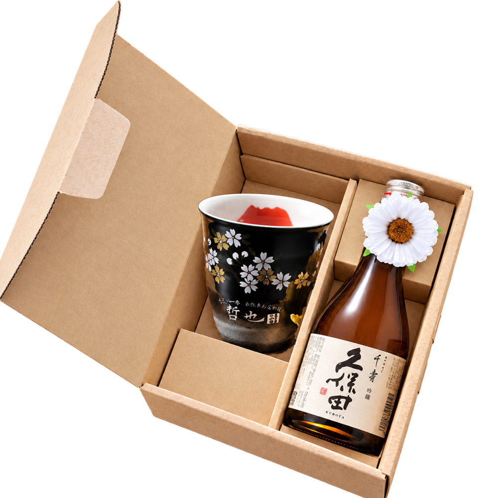 卒業 退職 名入れ ギフト SXX 酒セット 日本酒 久保田 吟醸 千寿 300ml と 有田焼 赤富士 焼酎カップ コサージュ付 ギフトBOX入り / プレゼント ギフト 退職 記念 誕生日 還暦 古希 喜寿 傘寿 米寿 緑寿 早寿 長寿 祝い 陶器カップ 赤 黒 選べるカラー