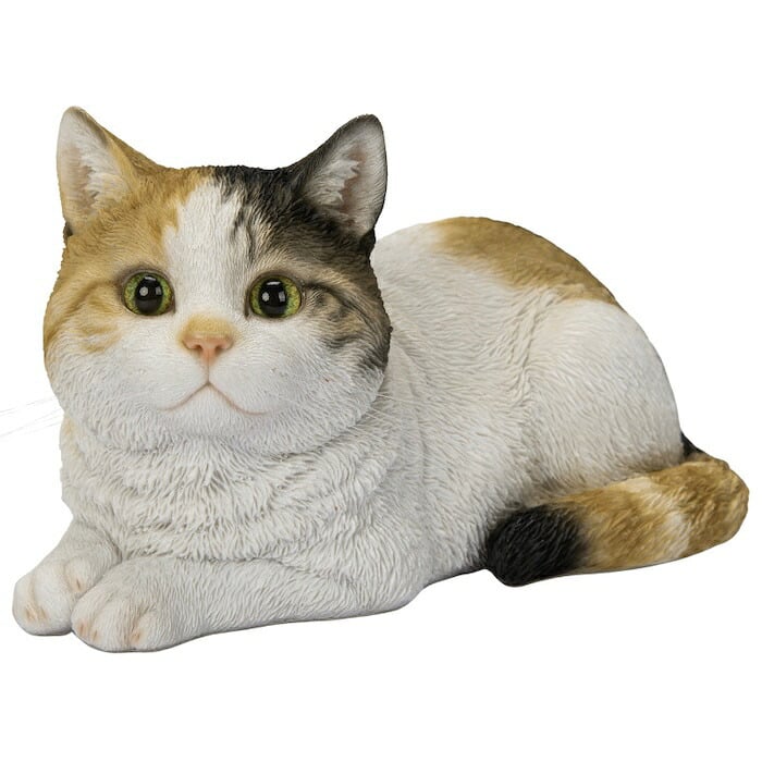 置物 猫 寝そべる三毛猫 幅17cm woobia ウービア リアル かわいい おしゃれ 玄関 インテリア オブジェ ガーデン みけ猫 ねこ ネコ 動物 アニマル 癒し 棚 北欧 リビング 縁起 プレゼント ギフト 新築祝い 猫好き