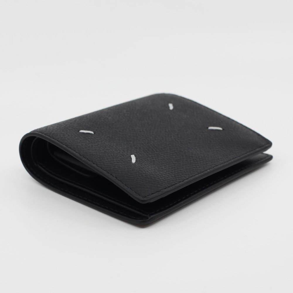 メゾン マルジェラ　Maison Margiela　二つ折り財布　SA3UI0007 P4745 T8103　ブラック　グレインレザー　4ステッチ バイフォールド ウォレット　コンパクト財布　シンプル ミニウォレット