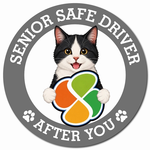 カーサイン 高齢者マーク SENIOR SAFE DRIVER 黒白（ハチワレ） マグネット 強力 直径13cm 肉球 日本製 車 ステッカー