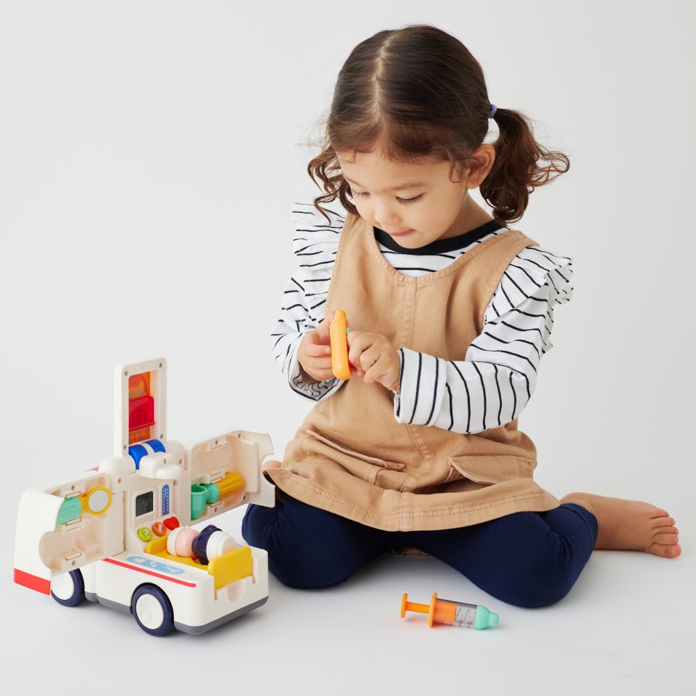 誕生日プレゼント Hola Toys オラトイズ 音がいっぱい 自分で走る きゅうきゅうしゃ 救急車 おもちゃ はたらく車 働く車 乗り物 サイレン 音が鳴る 音楽 ごっこ遊び お医者さんごっこ 人形付き ストレッチャー 体温計 注射器 知育玩具 男の子 女の子 お祝い ギフト
