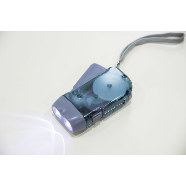 【直送】ダイナモLEDライト [26-0593-061] SC0727B 手回し発電 手動充電 電池不要 ストラップ付き 懐中電灯 非常用防災ライト 避難グッズ 停電対策 ノベルティ ギフト