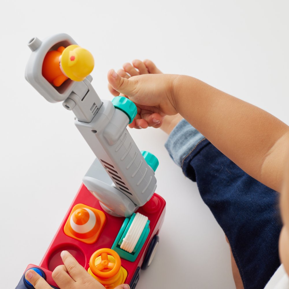 誕生日プレゼント Hola Toys オラトイズ 音がいっぱい 自分で走る しょうぼうしゃ 消防車 おもちゃ はたらく車 働く車 乗り物 はしご サイレン 音が鳴る 音楽 ごっこ遊び 消防士ごっこ レスキュー 人形付き 知育玩具 1歳半 18カ月 2歳 3歳 男の子 女の子 お祝い ギフト