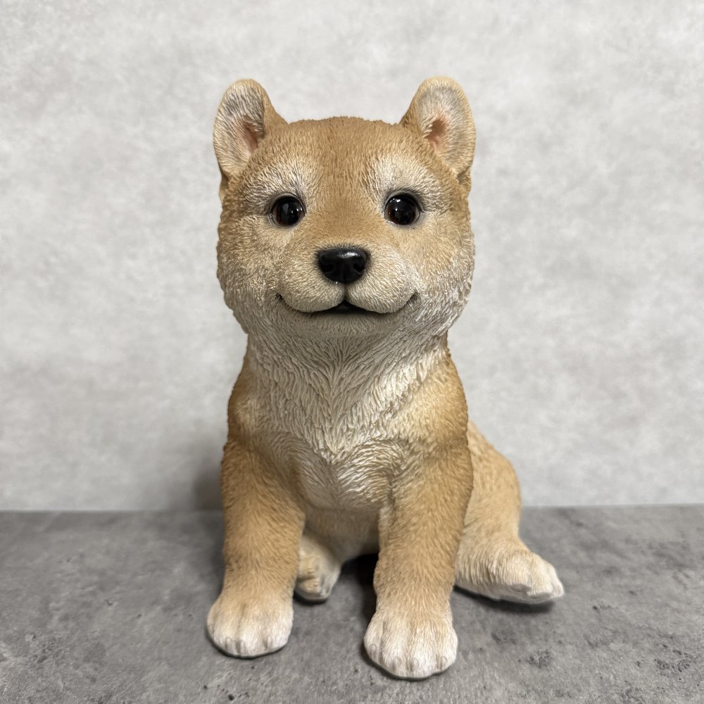 犬の置物 woobia ウービア お座り柴犬 中 笑顔 リアル動物オーナメント 高さ20cm イギリス職人手彩色 縁起物 戌年 守護犬 玄関 リビング 店舗 インテリア 犬好き 新築祝い 開店祝い 出産祝い お祝い ギフト プレゼント かわいい