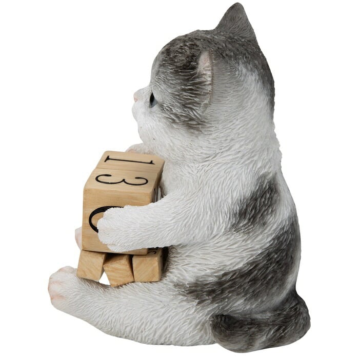 置物 猫 サバトラ白猫 万年カレンダー 高さ11cm woobia ウービア リアル かわいい おしゃれ 玄関 デスク インテリア 卓上カレンダー 日めくり ねこ ネコ 動物 癒し 棚 オフィス 日付 ねこ雑貨 プレゼント ギフト 新築祝い 猫好き
