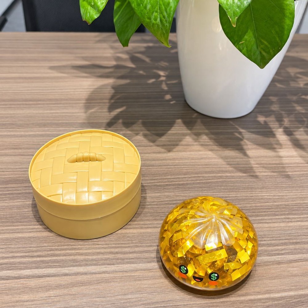 SNSでバズり中！新作 スクイーズ 金色肉まん 肉まん もちもち ぷにぷに キラキラ ゴールド 蒸籠付き SNSで話題 SNS映え 動画映え 感触玩具 ストレス解消 癒しグッズ おもしろ雑貨 子供 大人 プレゼント