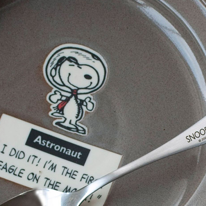 SNOOPY スヌーピー すくいやすいカレー皿 21cm | 食器 カレープレート 磁器 朝ごはん 日本製 ジョークール アストロノーツ キッズ 子供食器 子ども食器 こども食器 電子レンジ 食洗機 対応 出産祝い 内祝い 結婚祝い 引っ越し祝い 誕生日プレゼント