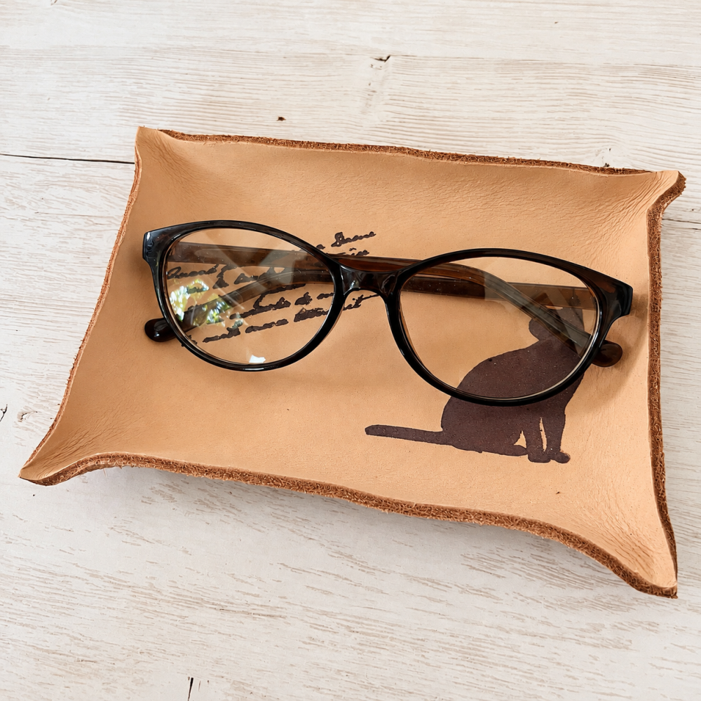 猫好きへ贈る 本革レザートレイ｜鍵・メガネ・アクセサリー置き｜15×10cm