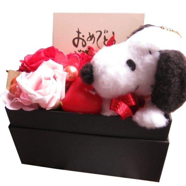誕生日プレゼント スヌーピー入り 花 枯れない 枯れない アートフラワー系使用 入り 箱を開けてサプライズ スヌーピー入り 横長ボックス ◆スヌーピーカラーはお任せとなります