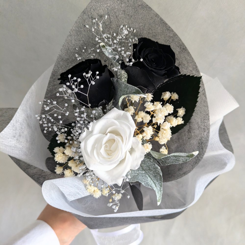 プリザーブドフラワー／黒と白薔薇のシックな3輪花束