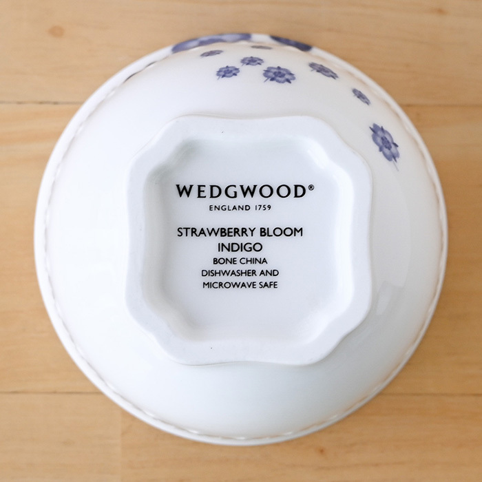 ウェッジウッド ストロベリー ブルーム インディゴ ジャパニーズティーカップ ペア 1053076 wedgwood  湯呑み 湯呑 ペア おしゃれ ブランド 高級 コップ ティーカップ ペアカップ 白 陶器 結婚祝い 内祝い 新築祝 誕生日 プレゼント ギフト 食洗機対応 引き出物 【正規品】