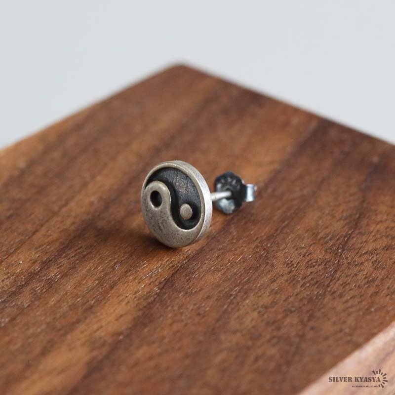 シルバー925 太極図ピアス 陰陽モチーフ スタッドピアス メンズ レディース ユニセックス アクセサリー 中華風 オリエンタル 個性的 小ぶり 円形 丸型 耳飾り カジュアル モード シンプル ワンポイント 普段使い 片耳用 1点