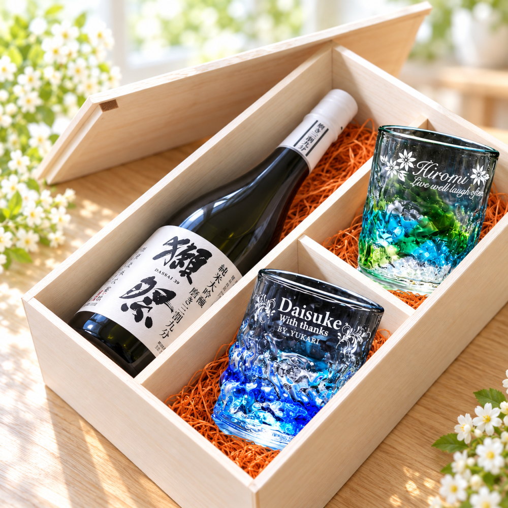 卒業 退職 名入れ ペアギフト SXX 酒セット 獺祭 磨き三割九分 純米大吟醸 720ml & 琉球ガラス 元祖 美ら海 ロックタンブラー 2点 木箱入り / プレゼント ギフト 夫婦 結婚 金婚式 銀婚式 退職 記念 誕生日 長寿 祝い ロックグラス