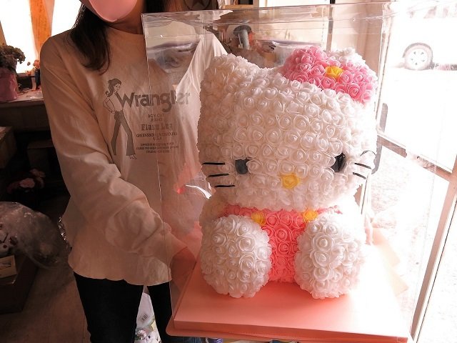 誕生日プレゼント 彼女 キティ ミニローズ 花束風ギフト レインボーローズ プリザーブドフラワー入りギフト ケース付き　