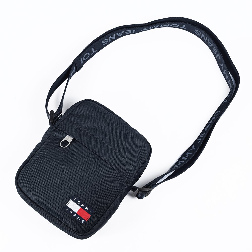 高品質ヨーロッパ輸入モデル トミーヒルフィガー TOMMY HILFIGER ショルダーバッグ メンズ TOMMY JEANS ESSENTIAL DAILY REPORTER ダークナイトネイビー AM0AM13710 C1G DARK NIGHT NAVY 送別会 誕生日 結婚祝い 結婚式 彼氏 息子 夫 男性 名刺入れ 高級 父の日 母の日 即日発送