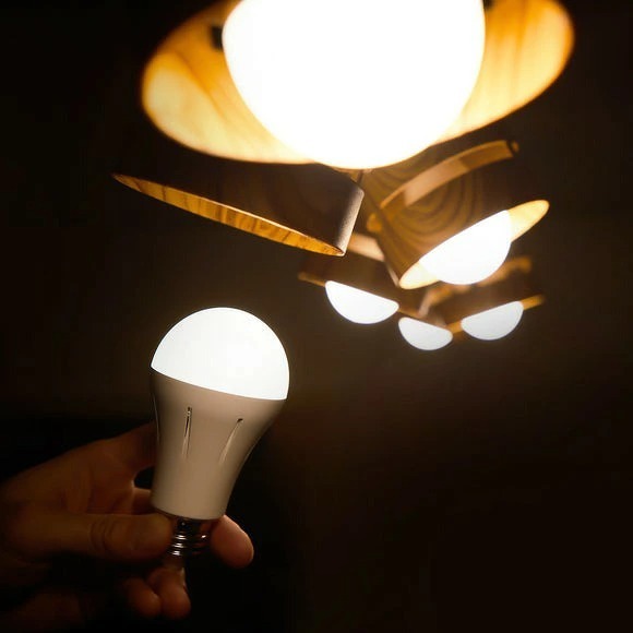 停電でも消えない電球 いつでもランプ tsuita ツイタ 2個セッ ト LED電球 50W相当 E26 昼白色 電球色 停電時 自動点灯 蓄電式 内蔵バッテリー 非常灯 防災ライト 防災電球 地震 災害 停電対策 避難用品 防災グッズ 備蓄 家庭用 実用的 プレゼント