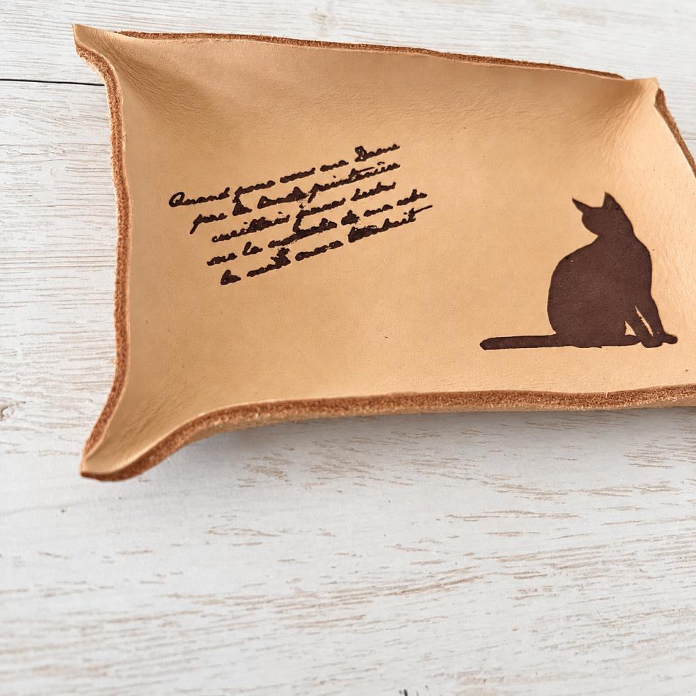 猫好きへ贈る 本革レザートレイ｜鍵・メガネ・アクセサリー置き｜15×10cm