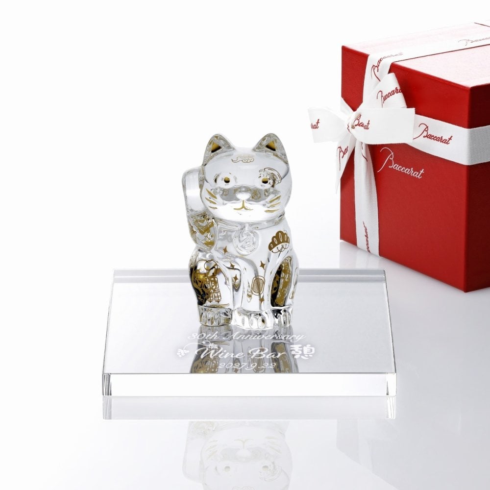 Baccarat バカラ まねき猫 宝づくし・当店オリジナル クリスタルガラス台座 15×15cm セット 名入れ彫刻代込み 名入れ 名前入り 彫刻 刻印 ギフト 記念品 誕生日 受賞 法人 開店 周年 高級 ブランド 置物 オーナメント 龍 竜 辰年 クリスタル