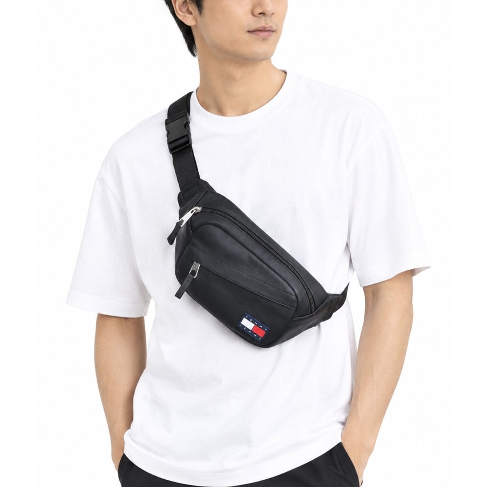 高品質ヨーロッパ輸入モデル トミーヒルフィガー TOMMY HILFIGER ショルダーバッグ TOMMY JEANS DAILY メンズ ブラック AM0AM14626 BDS BLACK 送別会 誕生日 結婚祝い 結婚式 彼氏 息子 夫 男性 名刺入れ 高級 父の日 母の日 即日発送