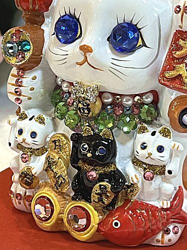 【招き猫がパワーアップ！】ゴージャス デコレーション 招福招き猫：Mサイズ（貯金箱）【贈り物に】猫 ねこ cat キャット デコレーション 置物 風水 鯛 俵 まねきねこ ラインストーン キラキラ 商売繁盛 開店祝い 合格祈願 御祝 内祝 縁起物 誕生日 記念日 母の日 お祝い 贈り物 プレゼント ギフト 可愛い かわいい