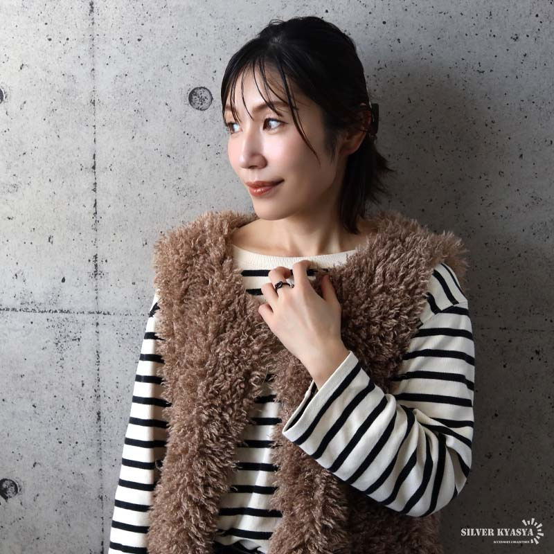 ステンレス 結び目リング ブラック ノット 指輪 メンズ シンプル 細身 黒 アクセサリー 立体 曲線 モチーフ モード カジュアル きれいめ ミニマル 艶感 個性的 おしゃれ 大人 ワンポイント 重ね付け 金属アレルギー対応