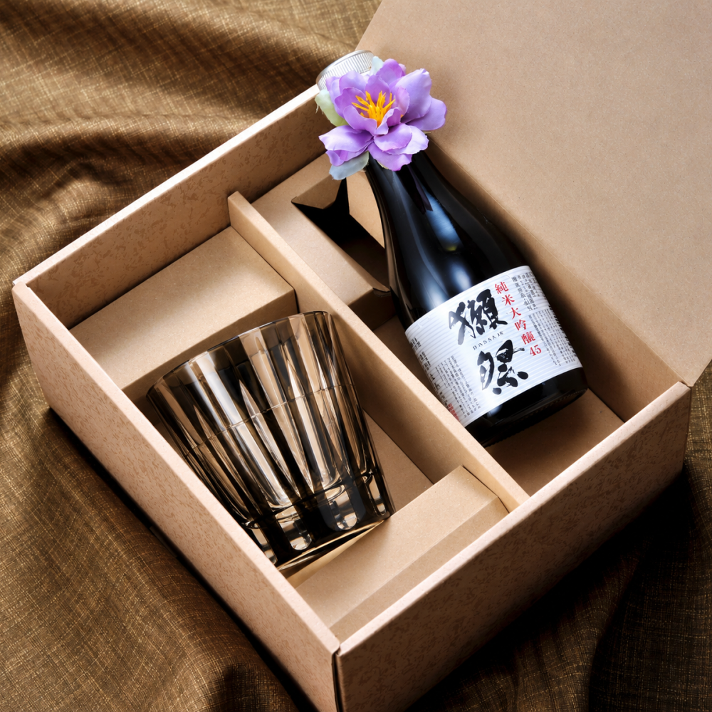 退職 異動 名入れ ギフト SXX 酒セット 日本酒 獺祭 純米大吟醸45 180ml & 黒耀切子グラス コサージュ付 木箱入り 訳ありアウトレット価格 / プレゼント ギフト 退職 記念 誕生日 還暦 古希 喜寿 傘寿 米寿 緑寿 早寿 長寿 祝い 数量限定販売