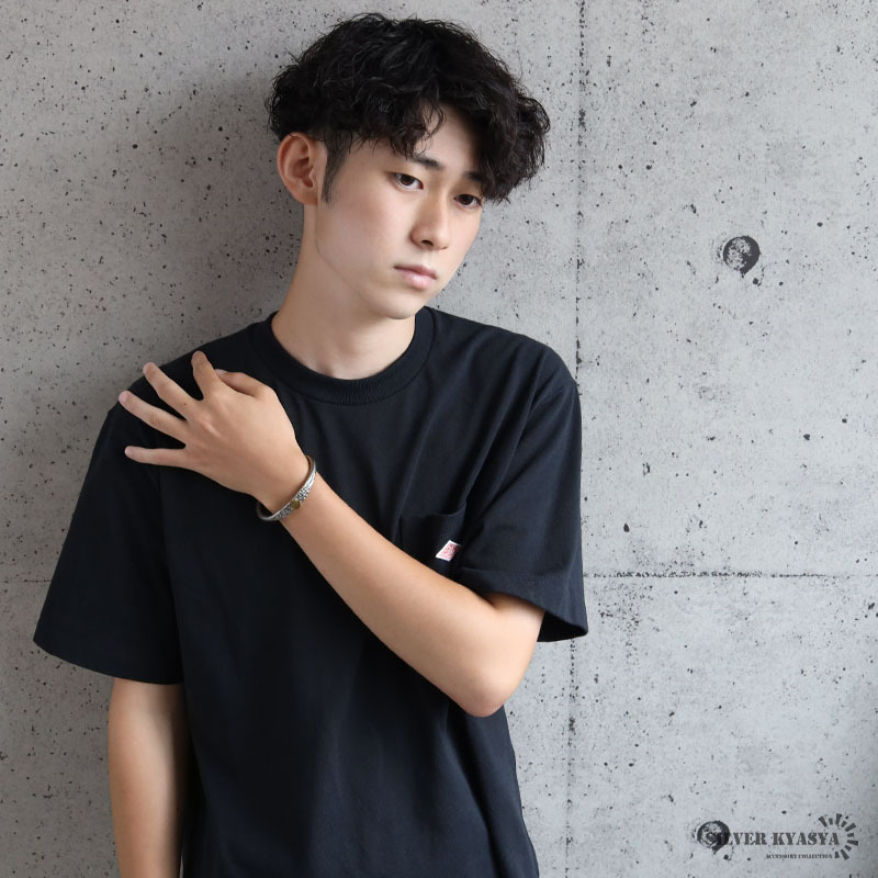 ステンレス スマイリー ニコちゃん 槌目模様 燻し風加工 バングル ブレスレット メンズ ワンポイント スマイル 丸型モチーフ 凹凸 アンティーク調 カジュアル ストリート ロック 個性的 手元 アクセサリー 金属アレルギー対応