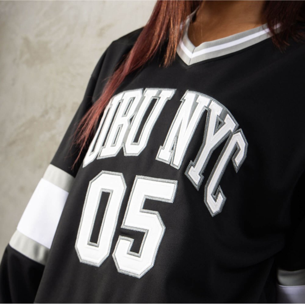 FUBU フブ ホッケーシャツ メンズ レディース fam-62712 ホッケージャージ ゲームシャツ 長袖 Vネック ナンバリング ロゴ プリント オーバーサイズ ストリート ヒップホップ ダンス カジュアル M L XL XXL 2026FW Karlas