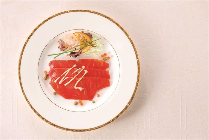 送料無料 北海道産地直送 王子サーモン 紅鮭スモーク姿切 (N)SSH55 ※ご注文後約7～10日前後での発送となります。沖縄・離島へは別途配送料が発生いたします お取り寄せグルメ スイーツ