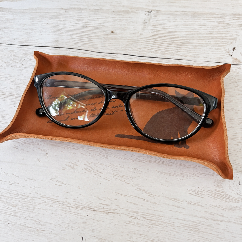 黒猫の本革メガネ置き レザートレイ ブラウン 15×8cm