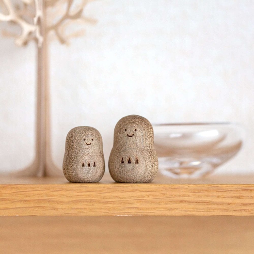 神具・オブジェ「願い小だるま【神代ニレ】ペア」国産 モダン シンプル かわいい ミニ 小型 コンパクト おしゃれ 神棚 飾り おふだ ハンドメイド 天然木 縁起物 達磨 験担ぎ おすすめ 人気 インテリア小物（雑貨類）【送料無料】