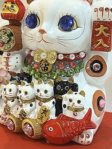 【招き猫がパワーアップ！】ゴージャス デコレーション 招福招き猫：Lサイズ（貯金箱）【贈り物に】猫 ねこ cat キャット デコレーション 置物 風水 鯛 俵 まねきねこ ラインストーン キラキラ 商売繁盛 開店祝い 合格祈願 御祝 内祝 縁起物 誕生日 記念日 母の日 お祝い 贈り物 プレゼント ギフト 可愛い かわいい