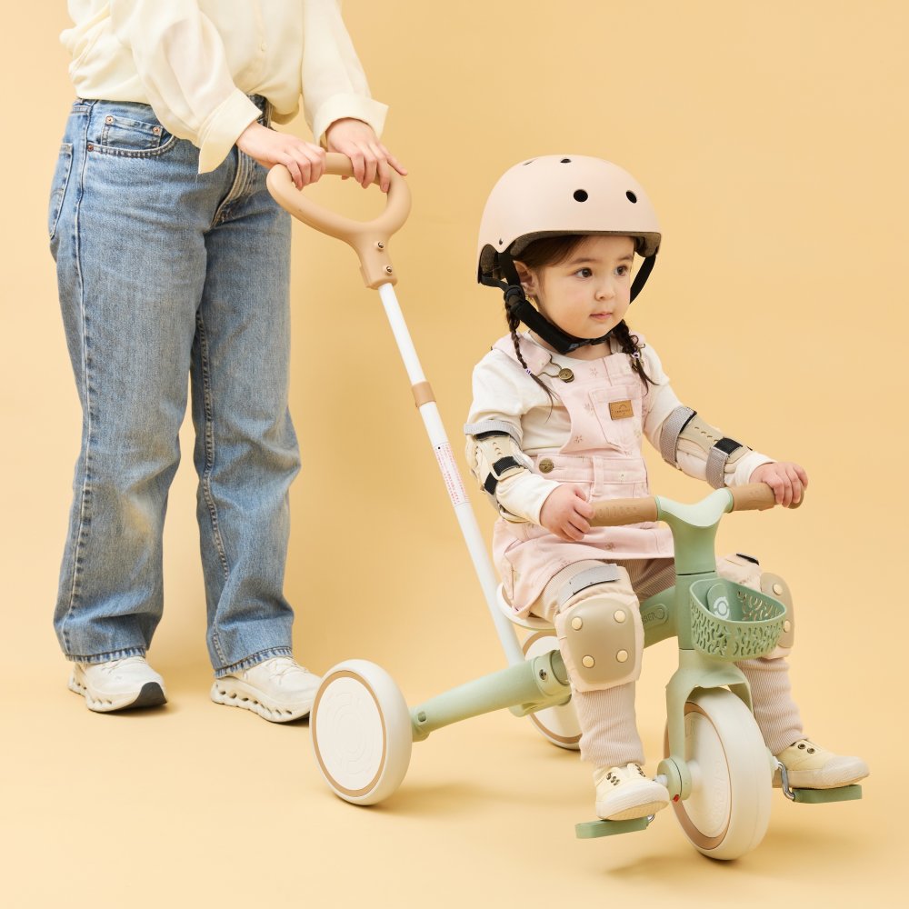 誕生日プレゼント GLOBBER グロッバー ラーニングトライク 3in1 プラスECO 三輪車 手押し棒付き トレーニングバイク キックバイク ペダルなし サドル高さ調整 フリーペダル 工具不要 再生プラスチック SGマーク EN71 体重20kgまで ココナッツ 男の子 女の子 お祝い ギフト