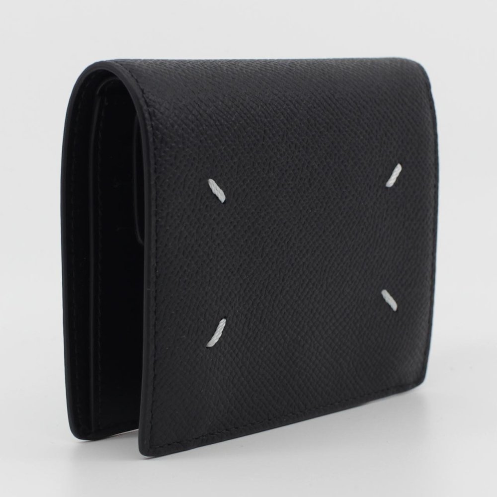 メゾン マルジェラ　Maison Margiela　二つ折り財布　SA3UI0007 P4745 T8103　ブラック　グレインレザー　4ステッチ バイフォールド ウォレット　コンパクト財布　シンプル ミニウォレット
