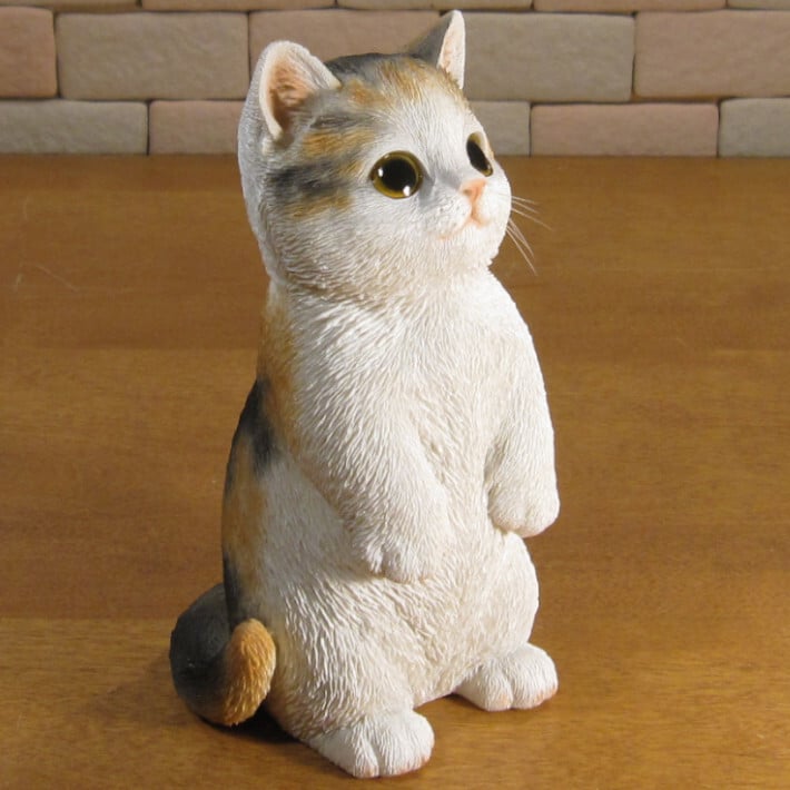 猫　置物 リアル　シンお願いキャット　４　ミケ　ネコ　動物オブジェ　ガーデン　オーナメント　店舗　カウンター　装飾　オブジェ　インテリア　玄関先　庭　ねこ好きさん人気ギフト　動物人気ギフト　クリスマスプレゼント　お誕生日祝い　母の日人気　父の日人気　敬老の日人気