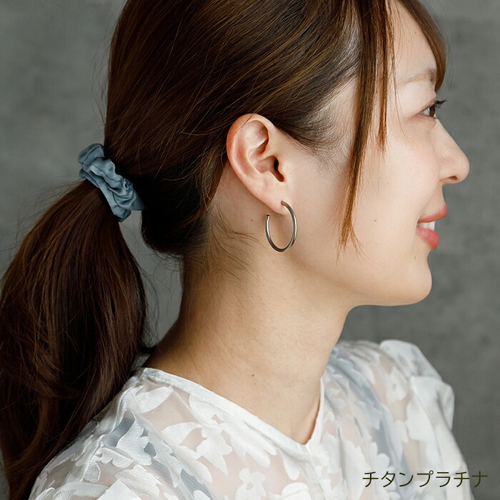 ピアス チタン フープ ハーフ 大ぶり 純チタン 幅2mm×直径30mm 全8色 アレルギー対応 医療用 日本製 おすすめ メンズ レディース 片耳 1個 かわいい カラフル