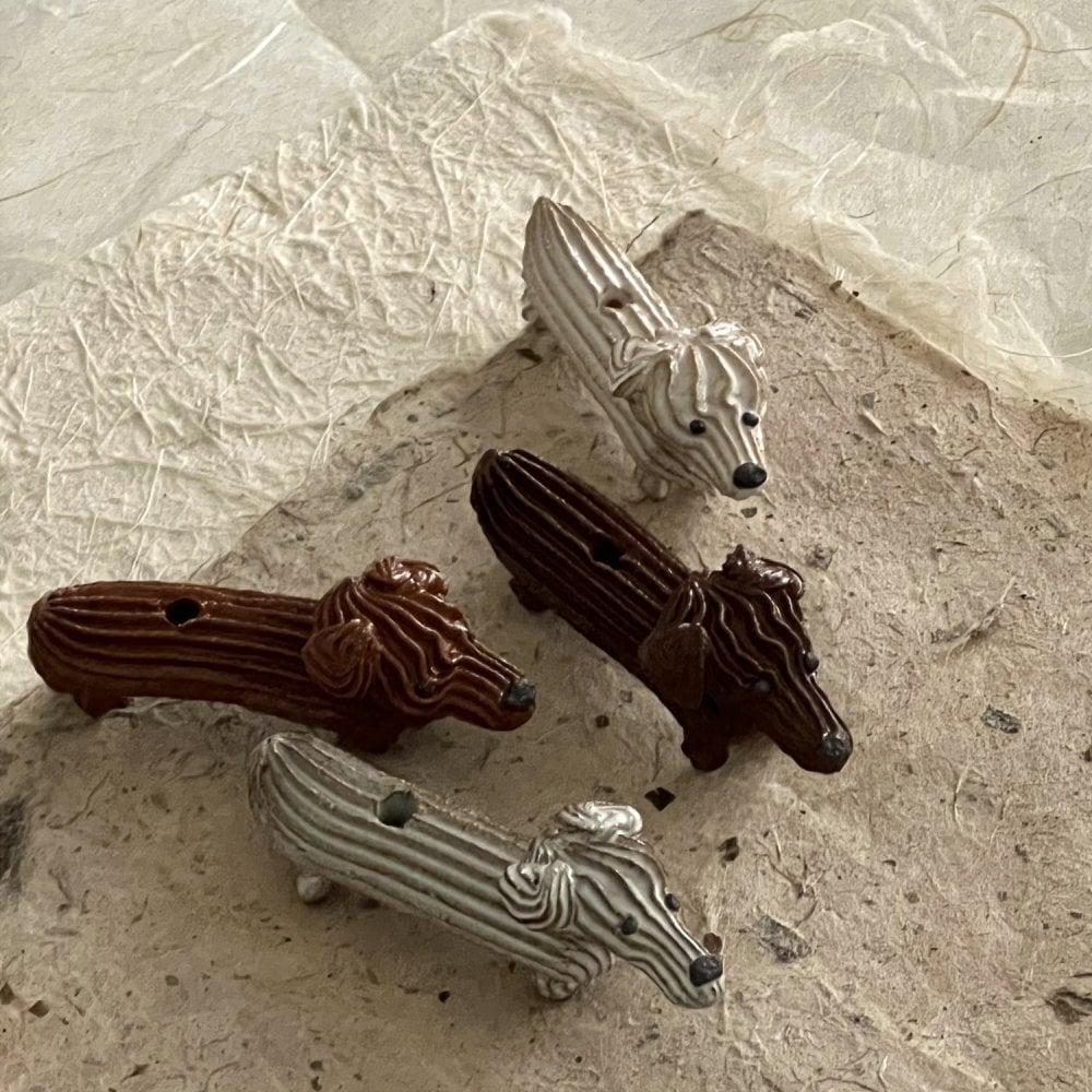 お香立て ダックスフンド 陶器製 ハンドメイド風 パフモチーフ 犬 置物 かわいい インセンスホルダー 香皿 アロマ雑貨 卓上 インテリア 玄関 リビング 寝室 飾り ギフト プレゼント
