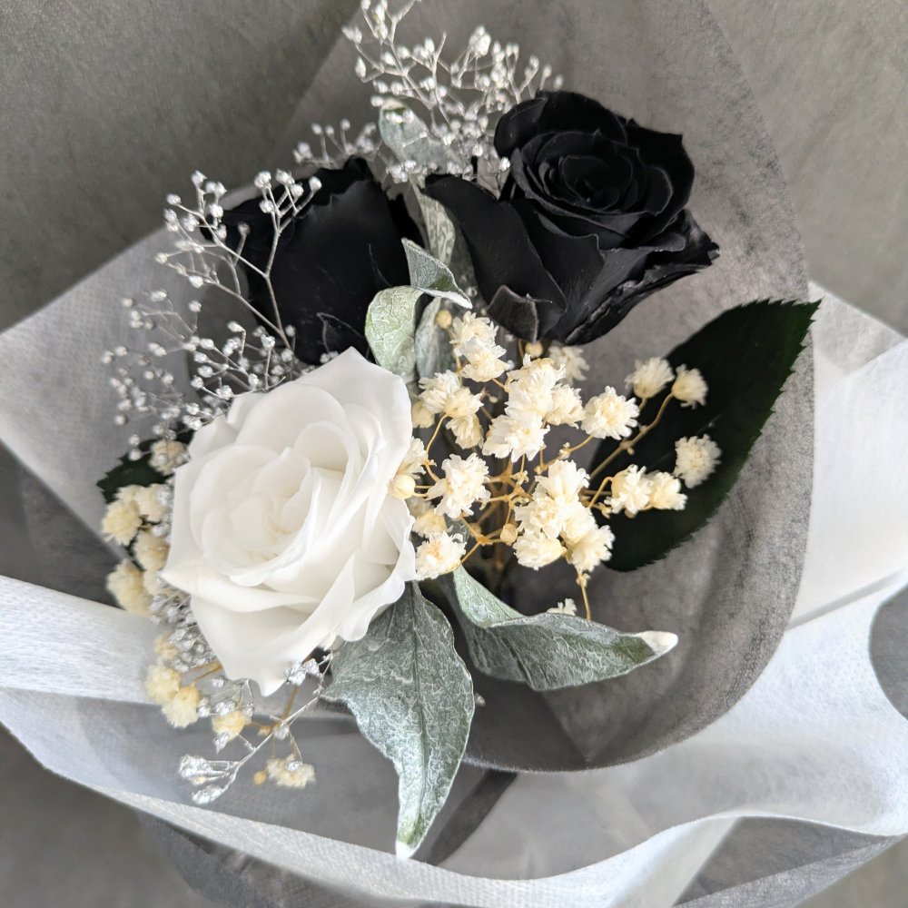 プリザーブドフラワー／黒と白薔薇のシックな3輪花束