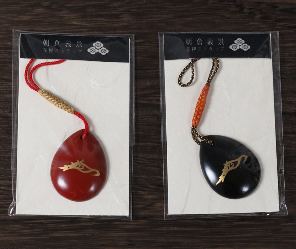 木製漆塗り　朝倉義景　花押本金蒔絵ストラップ