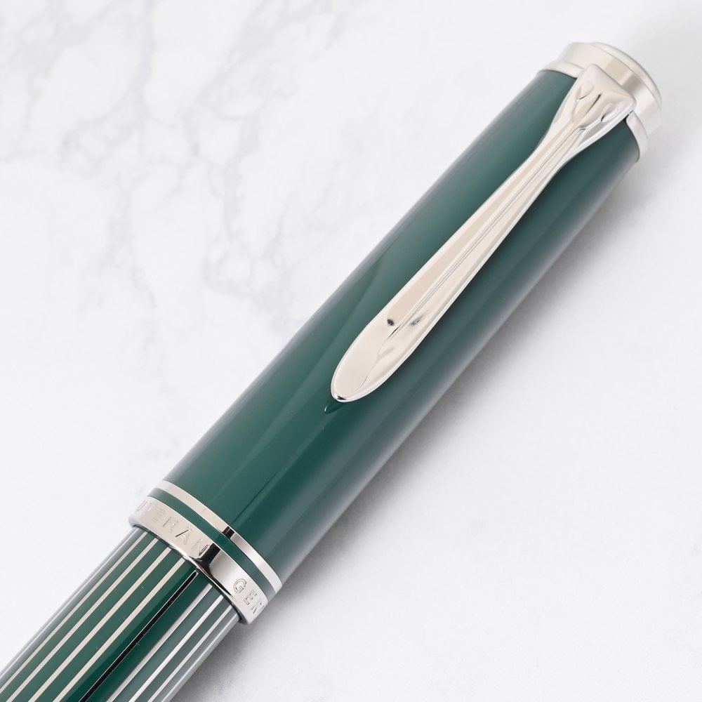 ペリカン Pelikan 万年筆 国内限定500本 スーべレーン メタルストライプグリーン M815 ペン先EF(極細字) 特別生産品 高級筆記具 インク特典有 文房具【スペシャルラッピング660円(別売り)】 送別会 誕生日 お中元 還暦祝い 結婚祝い 結婚式 高級 父の日 母の日 即日発送 クリスマスプレゼント 文房具 成人祝い ビジネス小物 ホワイトデー