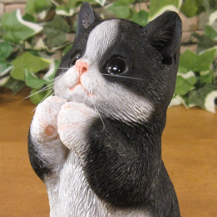 猫　置物 リアル　シンお願いキャット　１　ハチワレ　ネコ　動物オブジェ　ガーデン　オーナメント　店舗　カウンター　装飾　オブジェ　インテリア　玄関先　庭　ねこ好きさん人気ギフト　動物人気ギフト　クリスマスプレゼント　お誕生日祝い　母の日人気　父の日人気　敬老の日人気